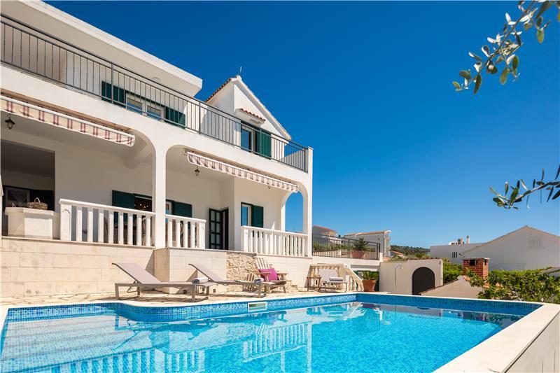 Beachfront villa in Sevid, photograph 1