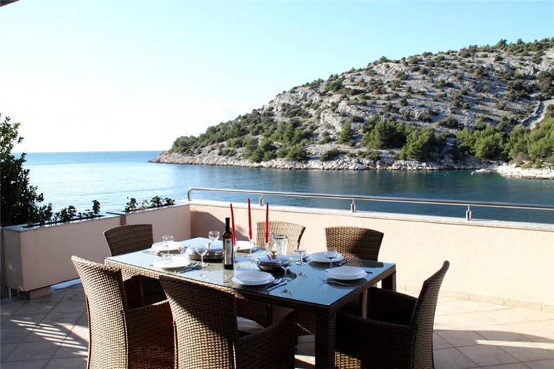 Beachfront villa in Razanj, photograph 6