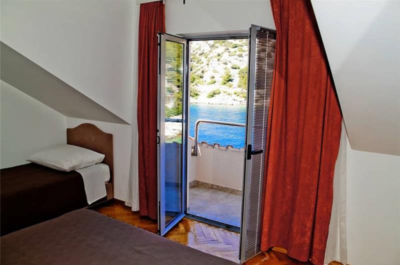 4 Bedroom Villa with Pool and Sea Views near Rogoznica, Sleeps 9