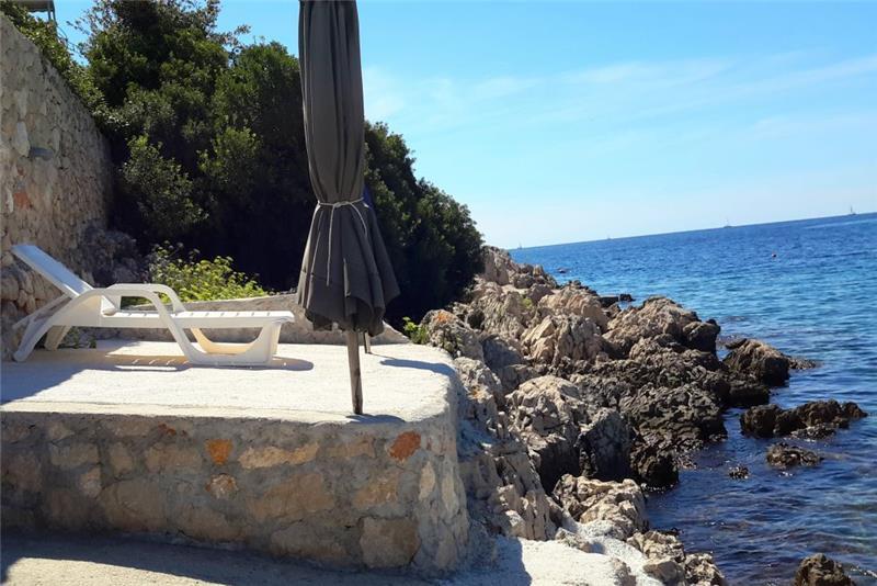 Beachfront villa in Razanj, photograph 4