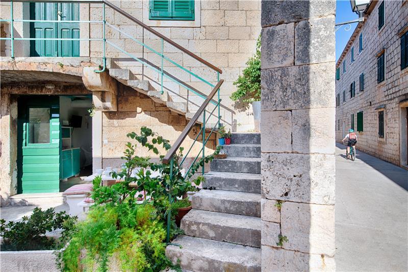 Beachfront villa in Vis Town, photograph 8