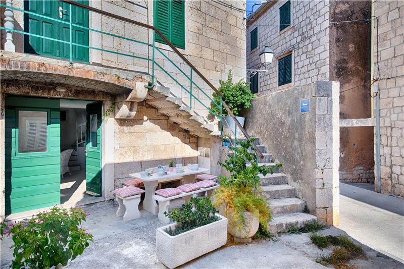 Beachfront villa in Vis Town, photograph 7