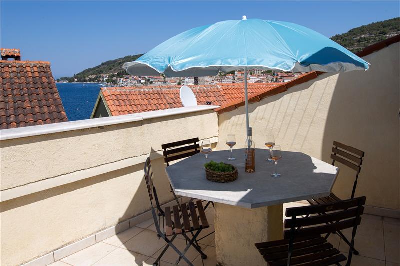 Beachfront villa in Vis Town, photograph 4