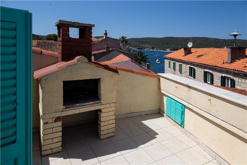 Beachfront villa in Vis Town, photograph 5