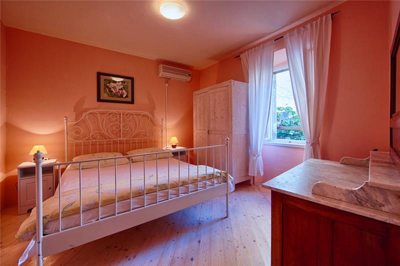 Beachfront villa in Komiza, photograph 10