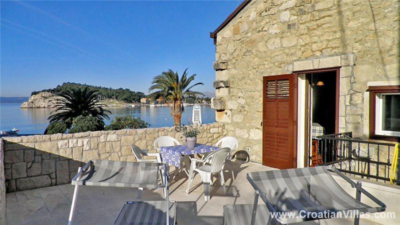 Sea-view villa in Makarska, photograph 1