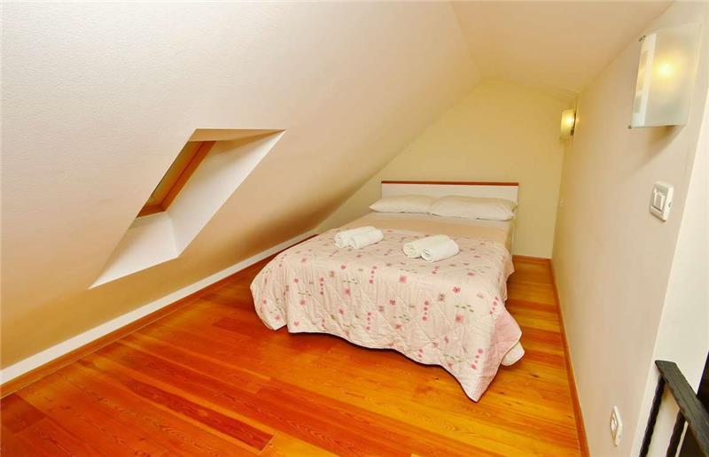 Sea-view villa in Makarska, photograph 14