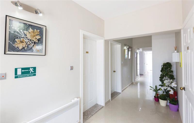 Sea-view villa in Makarska, photograph 23
