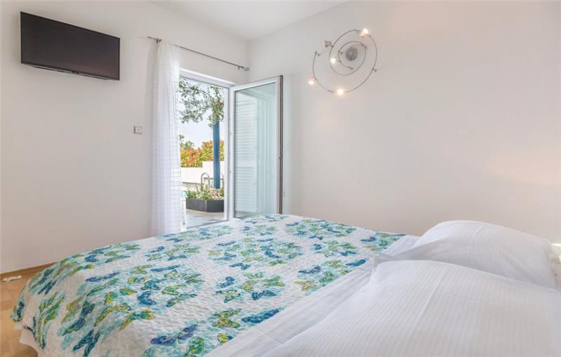 Sea-view villa in Makarska, photograph 22