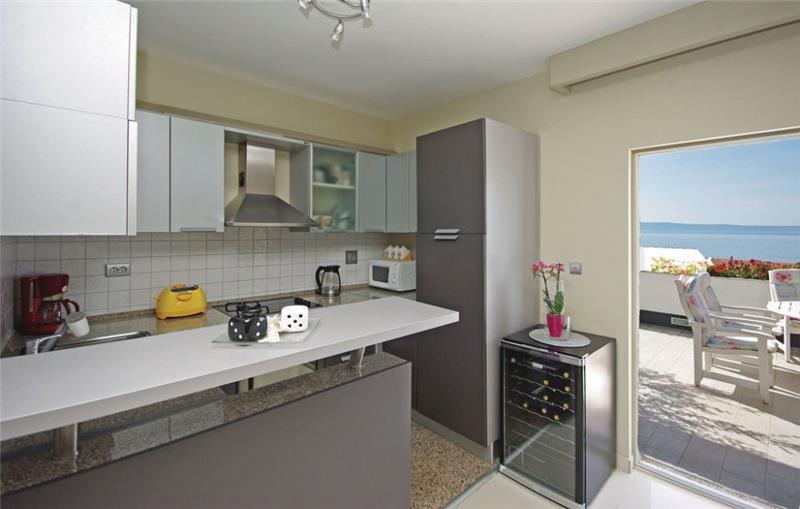 Sea-view villa in Makarska, photograph 7