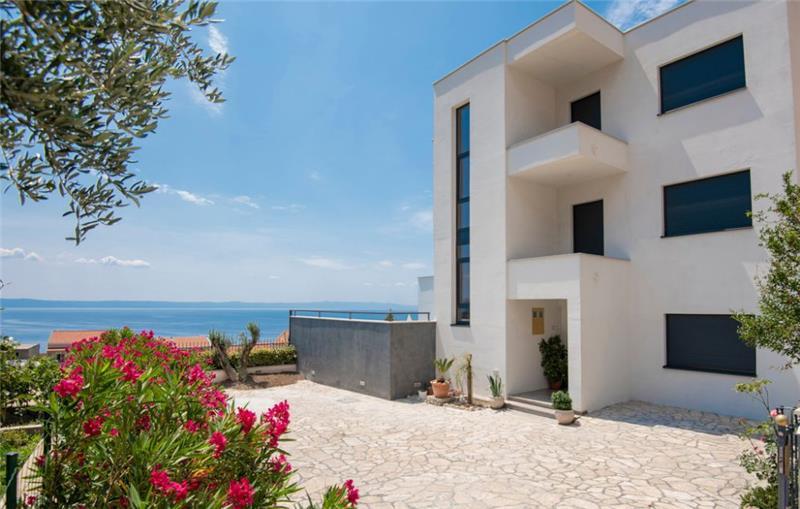 Sea-view villa in Makarska, photograph 4