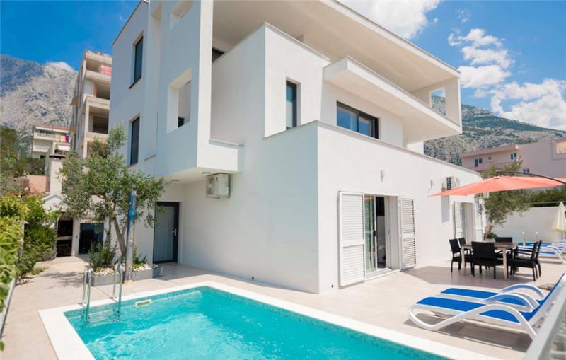 Sea-view villa in Makarska, photograph 1
