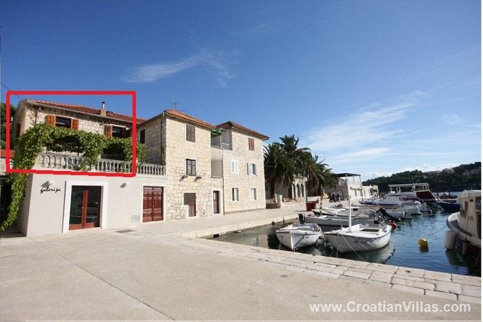 Sea-view villa in Jelsa, photograph 1