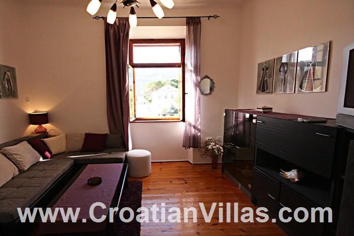 Sea-view villa in Jelsa, photograph 4