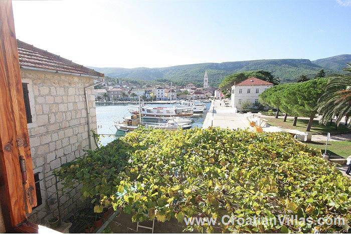 Sea-view villa in Jelsa, photograph 15