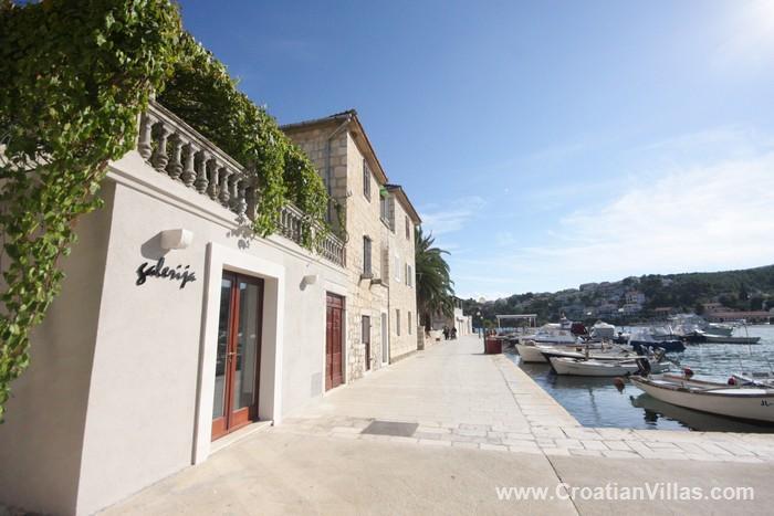 Sea-view villa in Jelsa, photograph 16