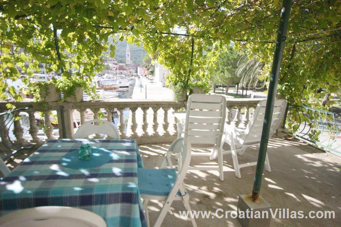 Sea-view villa in Jelsa, photograph 14