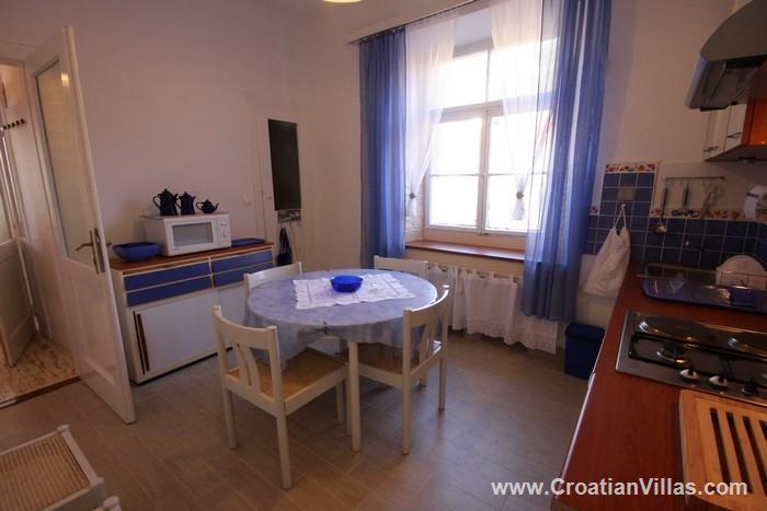 Sea-view villa in Jelsa, photograph 8