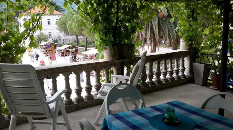 Sea-view villa in Jelsa, photograph 2