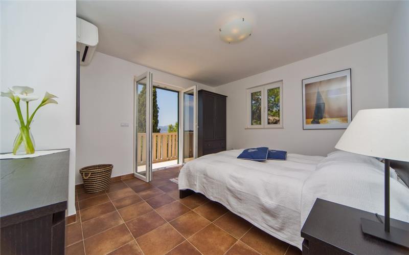 Beachfront villa in Cavtat, photograph 13