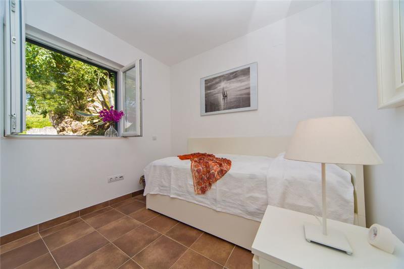 Beachfront villa in Cavtat, photograph 11