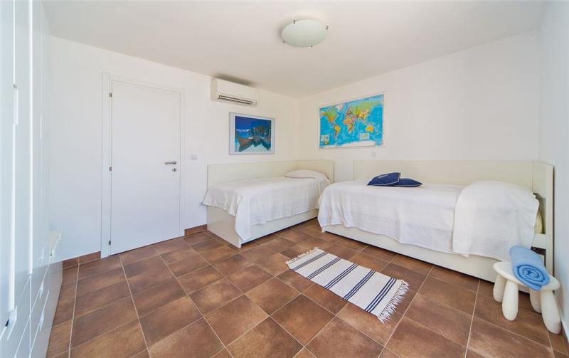 Beachfront villa in Cavtat, photograph 15