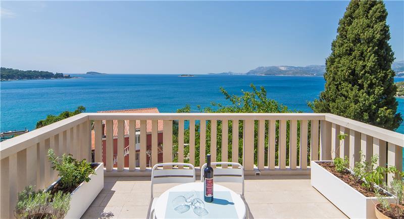 Beachfront villa in Cavtat, photograph 1