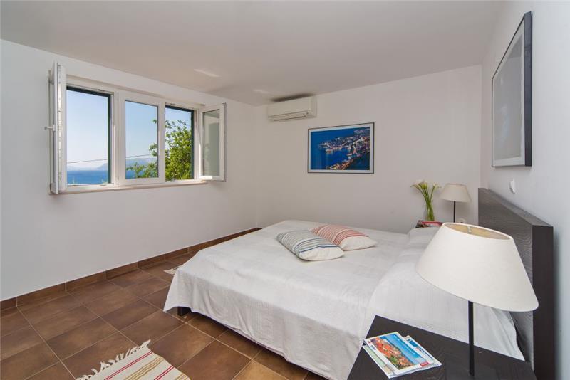 Beachfront villa in Cavtat, photograph 10