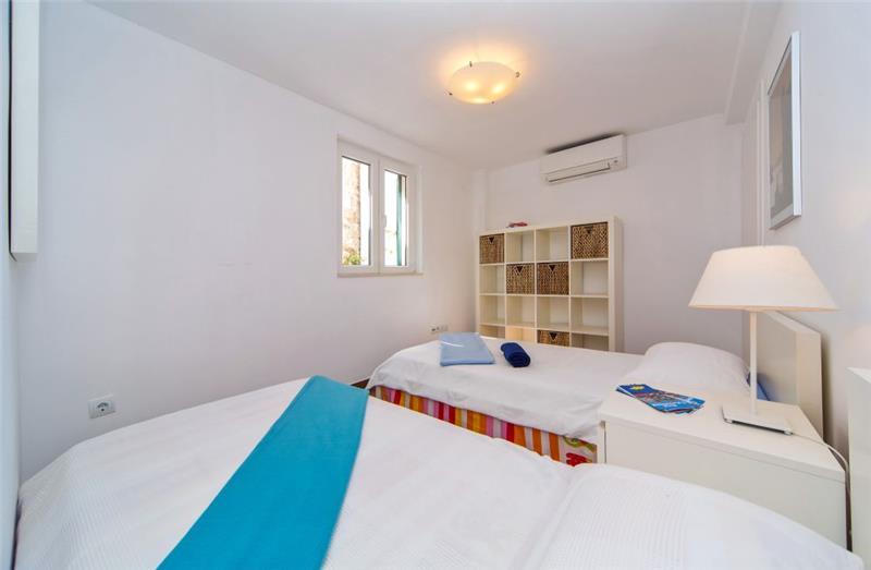 Beachfront villa in Cavtat, photograph 12