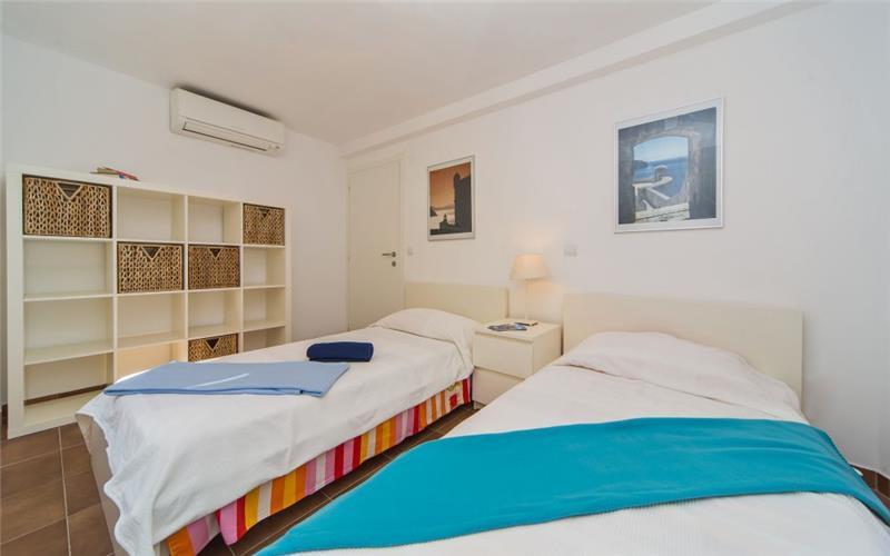 Beachfront villa in Cavtat, photograph 13