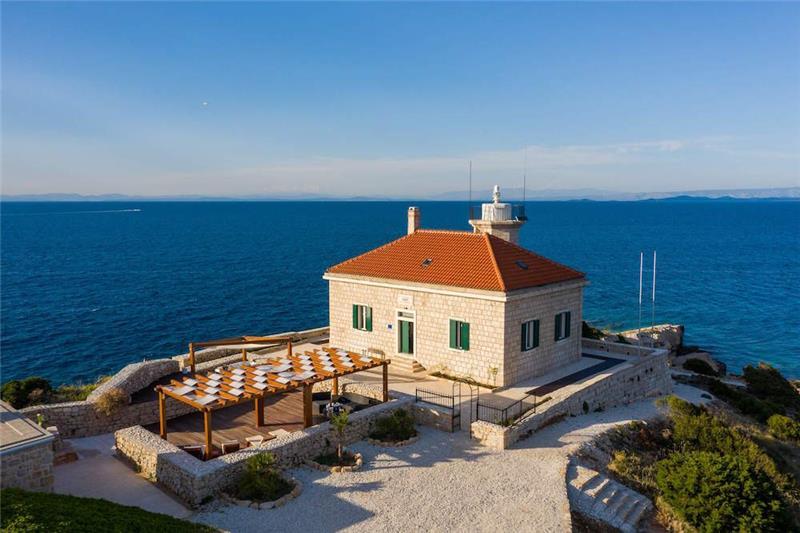 Beachfront villa in Vis Town, photograph 2