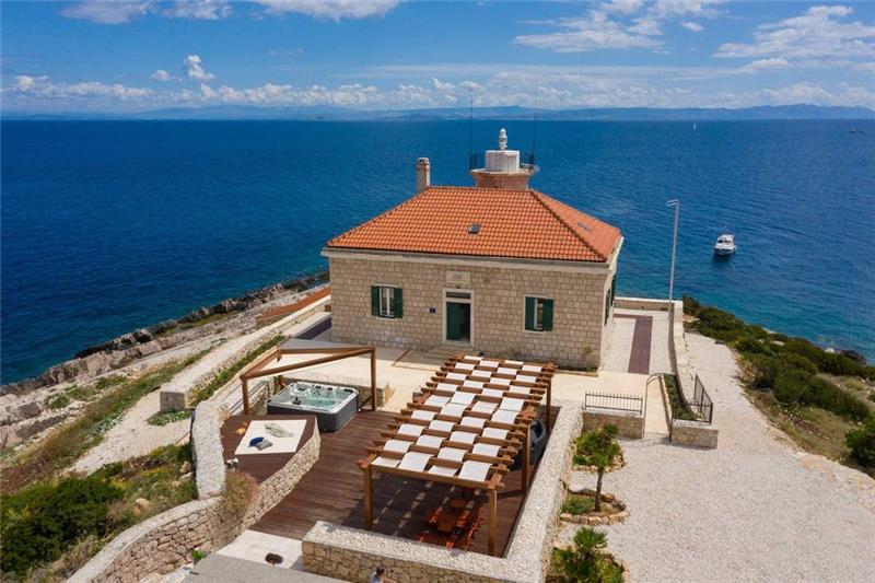 Beachfront villa in Vis Town, photograph 7