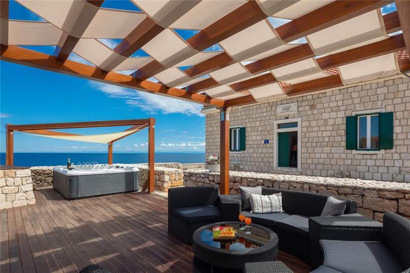 Beachfront villa in Vis Town, photograph 4