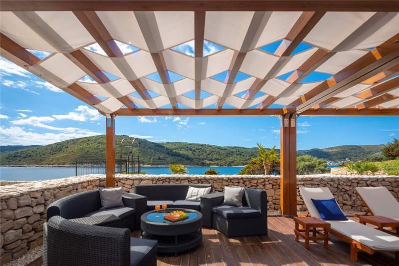 Beachfront villa in Vis Town, photograph 6