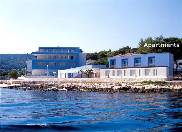 Beachfront villa in Postira, photograph 5