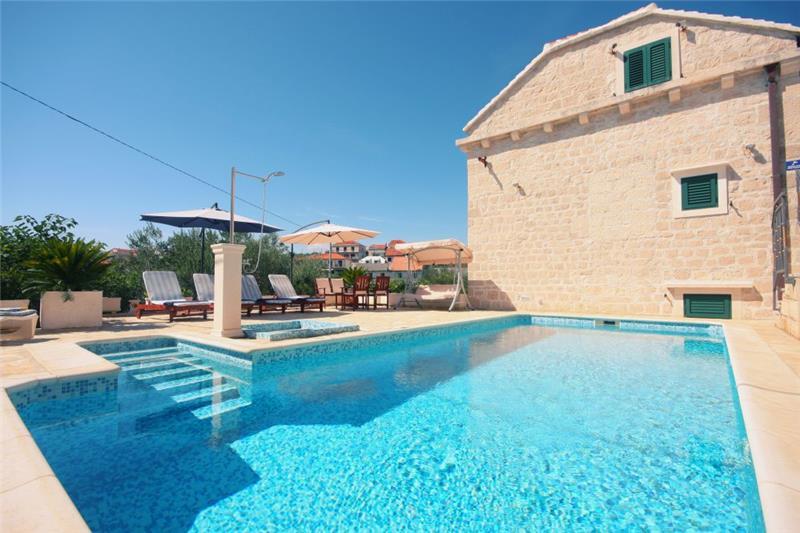 Sea-view villa in Sumartin, photograph 1