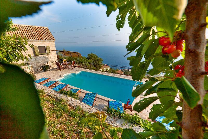 Sea-view villa in Brela, photograph 2