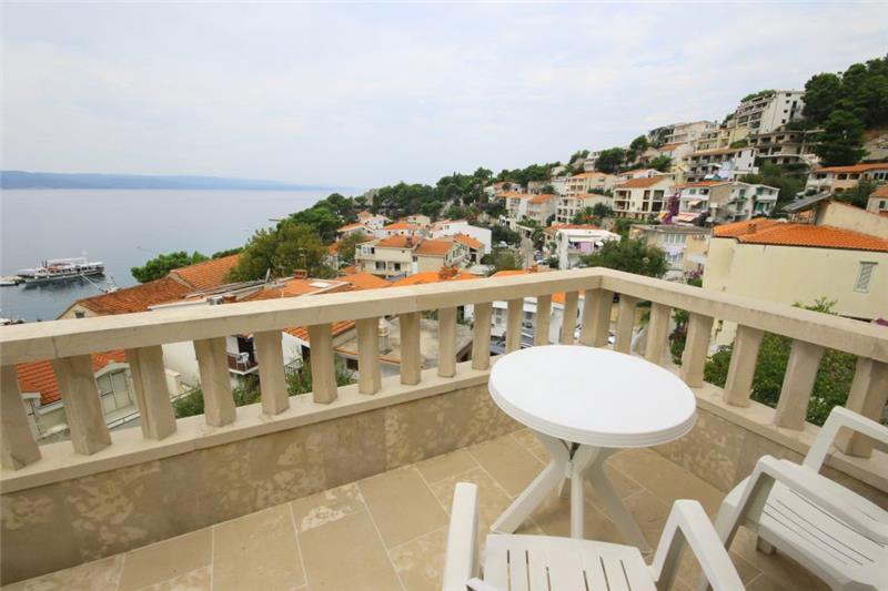 Beachfront villa in Brela, photograph 2
