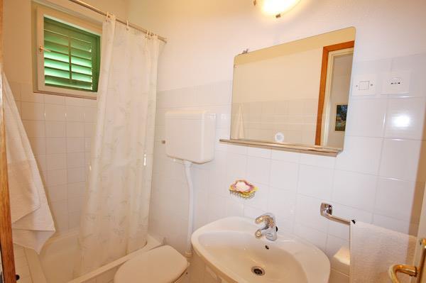 2 Bedroom Apartment in Brela, Sleeps 4-6