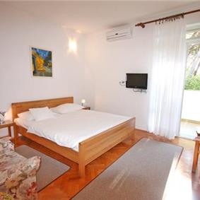 2 Bedroom Apartment in Brela, Sleeps 4-6