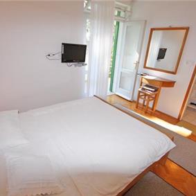 2 Bedroom Apartment in Brela, Sleeps 4-6