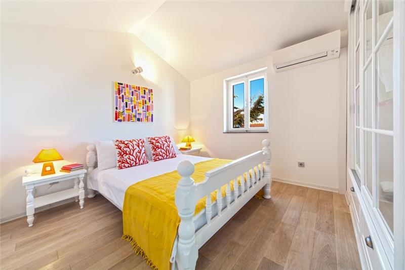 Beachfront villa in Baska Voda, photograph 13