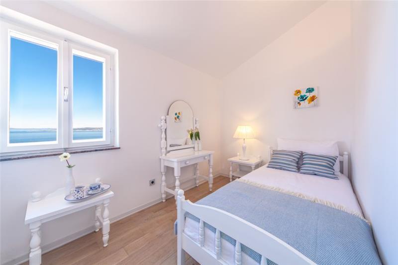 Beachfront villa in Baska Voda, photograph 16