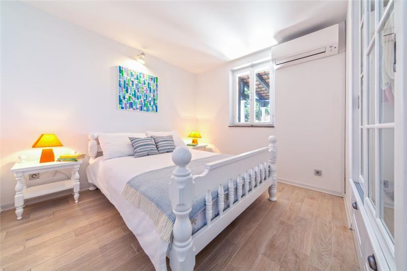 Beachfront villa in Baska Voda, photograph 15