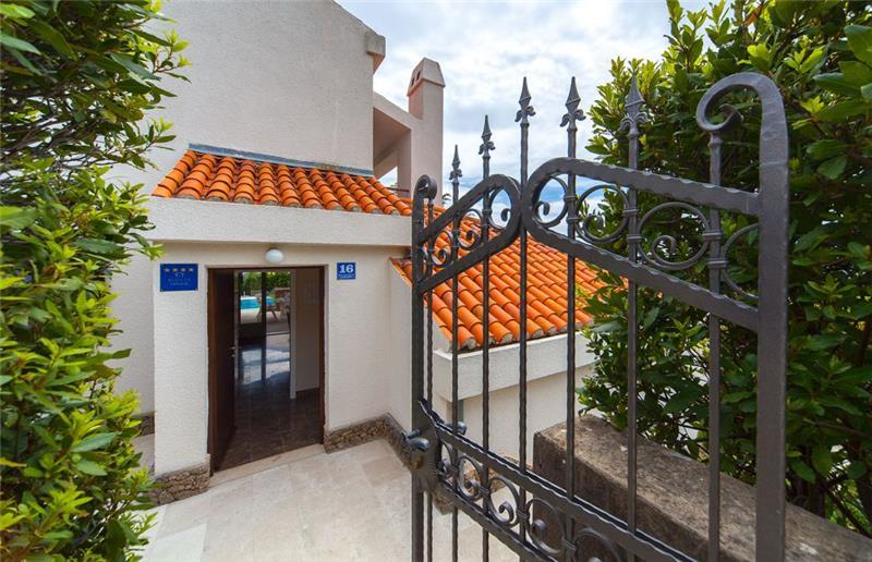 Beachfront villa in Baska Voda, photograph 20