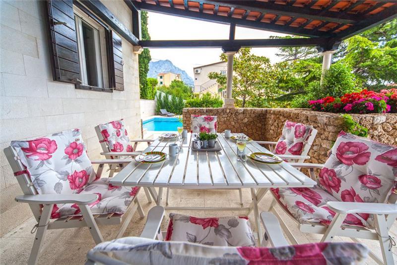 Beachfront villa in Baska Voda, photograph 2