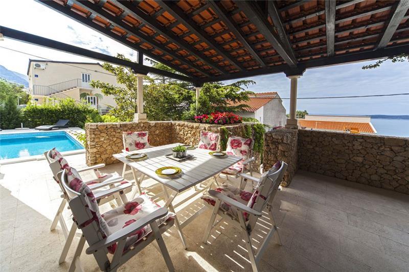 Beachfront villa in Baska Voda, photograph 1