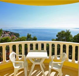 1 Bedroom Apartments in Brela with Shared Pool, Sleeps 2-4
