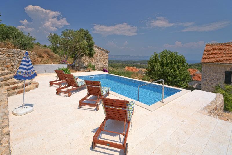 Sea-view villa in Pitve, photograph 1