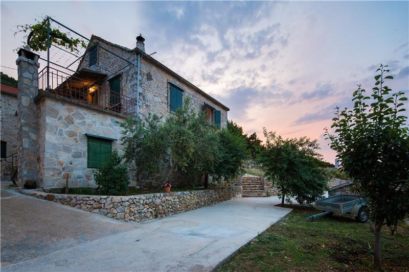 Sea-view villa in Pitve, photograph 5
